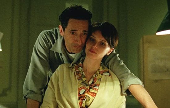 Едріан Броуді та Фелісіті Джонс у фільмі Бруталіст