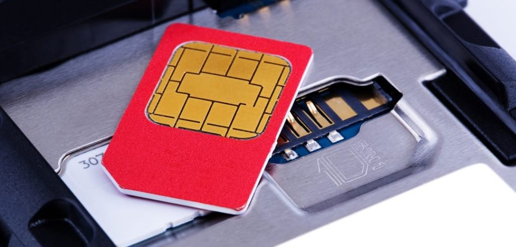 Встановлення та заміна пластикової nanoSIM карти у висувний лоток на бічній грані корпусу iPhone