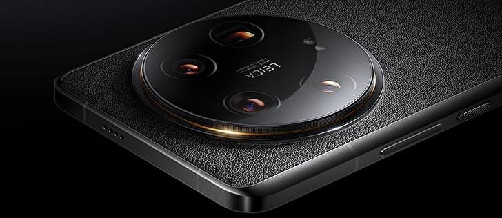 Офіційний логотип компанії Xiaomi на фоні дисплея сучасного мобільного смартфона