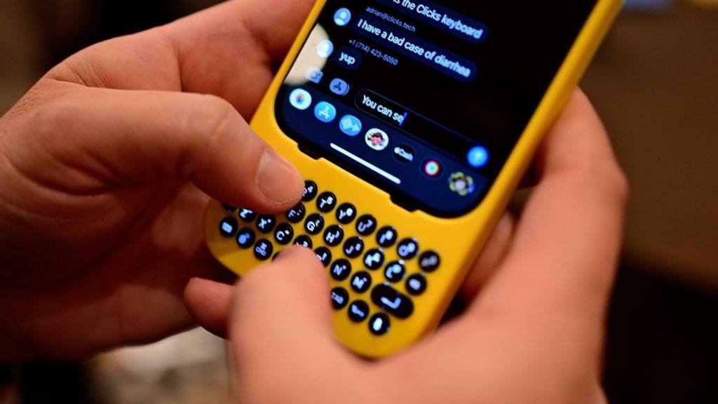 Фізична клавіатура від Clicks для смартфонів