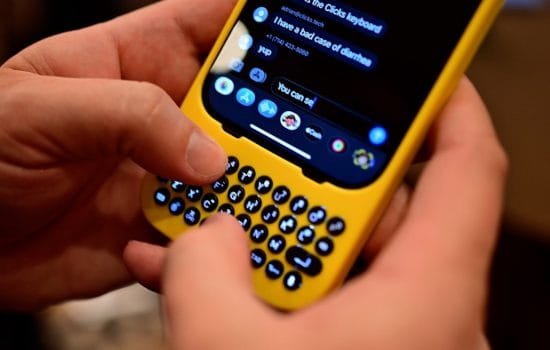 Фізична клавіатура від Clicks для смартфонів