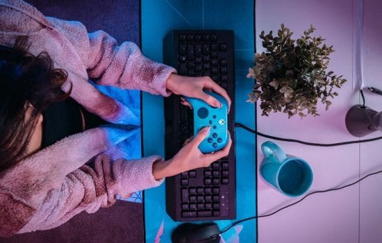 Дівчина грає на приставці