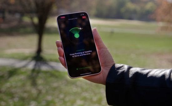 Людина ловить супутниковий зв'язок