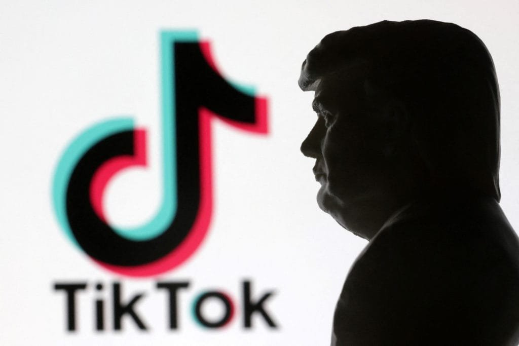 Трамп на фоні лого ТікТок