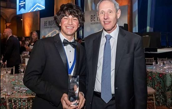 Маттео Пас із президентом Каліфорнійського технологічного інституту Томасом Ф. Розенбаумом. Джерело: Каліфорнійський технологічний інститут