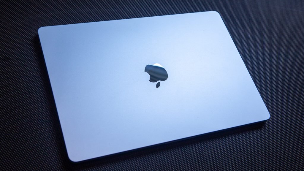 MacBook Air в кольорі Sky Blue