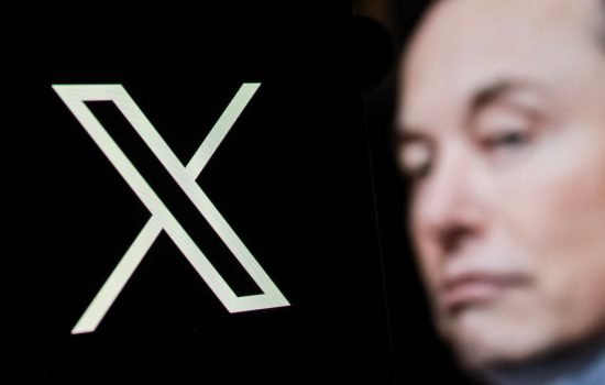 Ілон Маск на фоні лого X