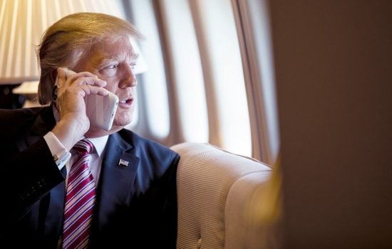 Трамп з телефоном