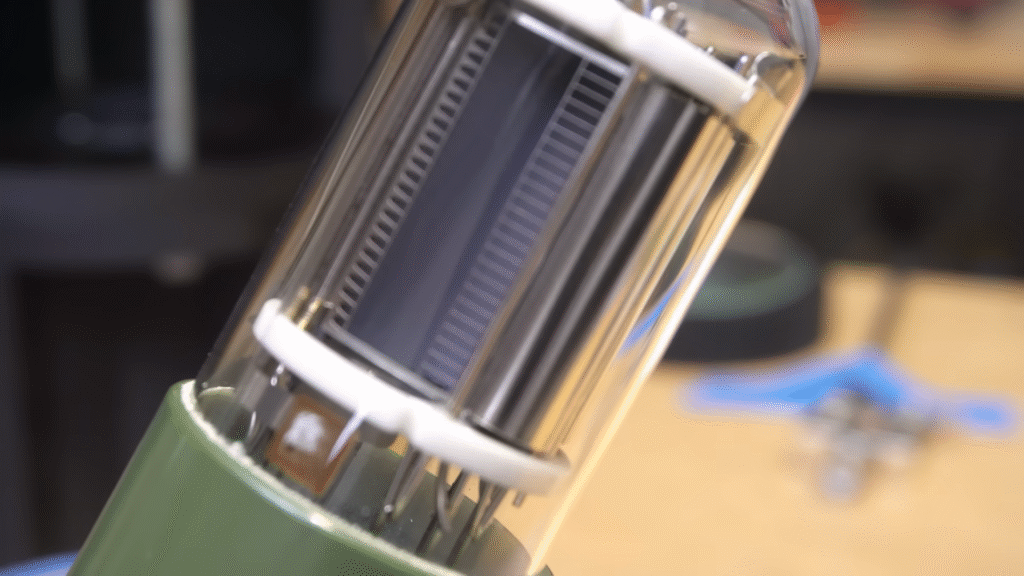 YouTuber зібрав камеру, яка знімає світло зі швидкістю 2 мільярди кадрів на секунду