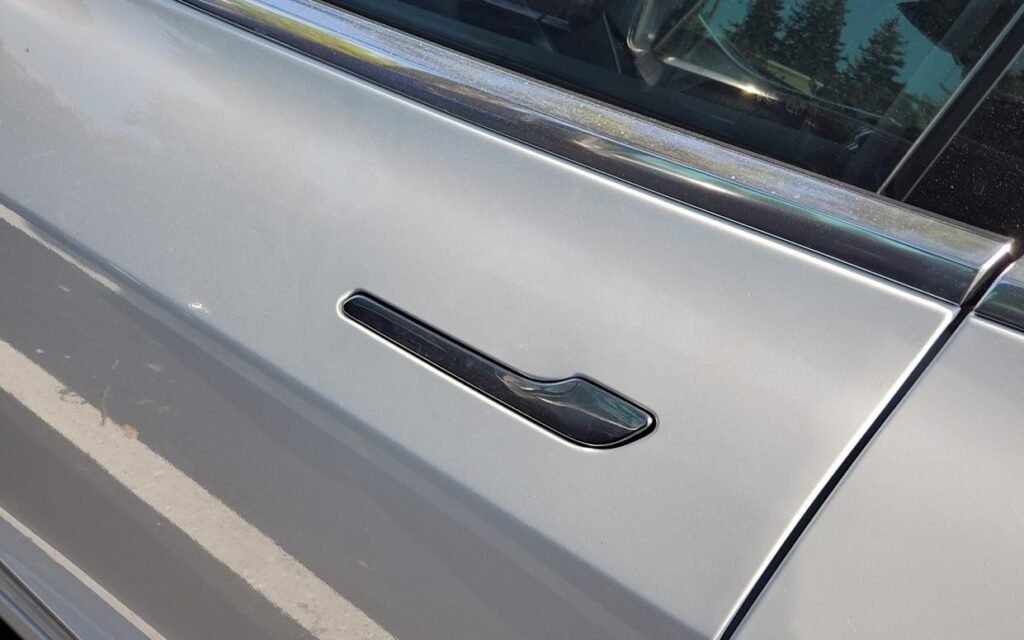 Прихована дверна ручка в автомобілі