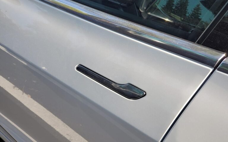 Прихована дверна ручка в автомобілі