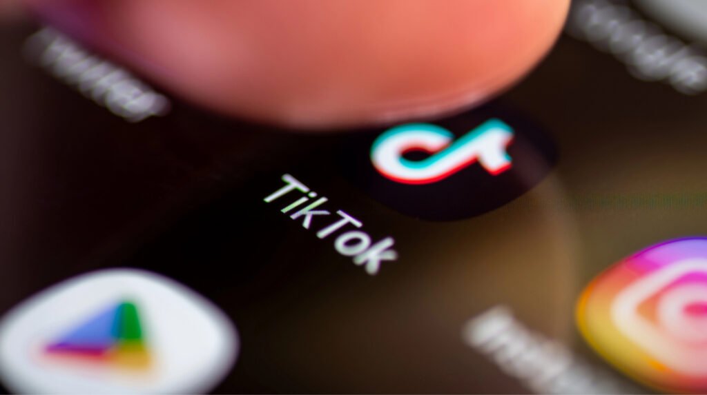 Велика Британія вимагає від Instagram та TikTok видалити «нескінченні» стрічки: що далі?