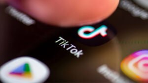 Велика Британія вимагає від Instagram та TikTok видалити «нескінченні» стрічки: що далі?