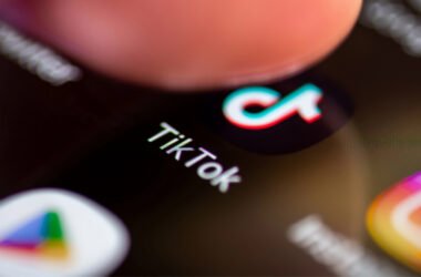 Велика Британія вимагає від Instagram та TikTok видалити «нескінченні» стрічки: що далі?