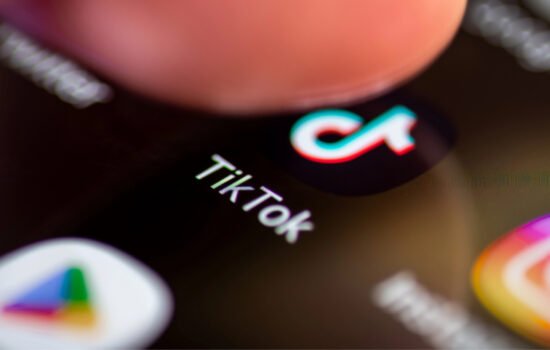 Велика Британія вимагає від Instagram та TikTok видалити «нескінченні» стрічки: що далі?